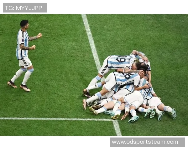 模特与梅西夫妇同框合影安东内拉T恤印梅西亲吻大力神杯瞬间